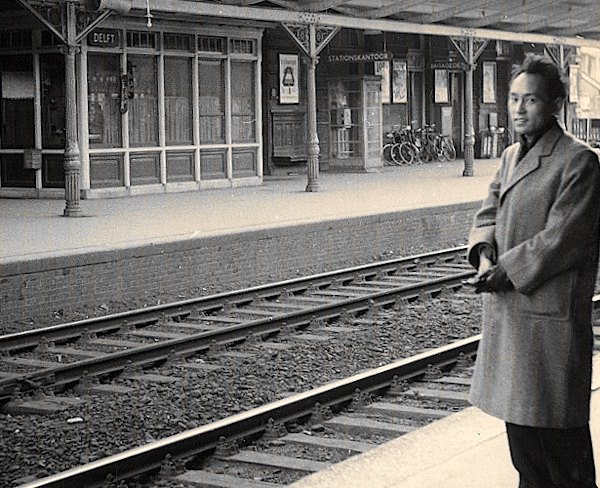 1957年 オランダ旅行中の岩田（デルフト駅にて）