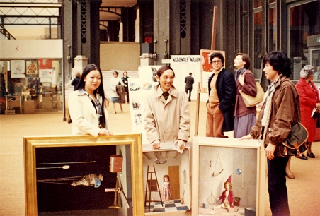ナシオナル展への作品搬入風景（中央が岩田） 1977年5月